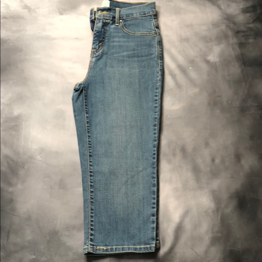 NWOT Ladies Perfectly Slimming Cropped Levi’s jean